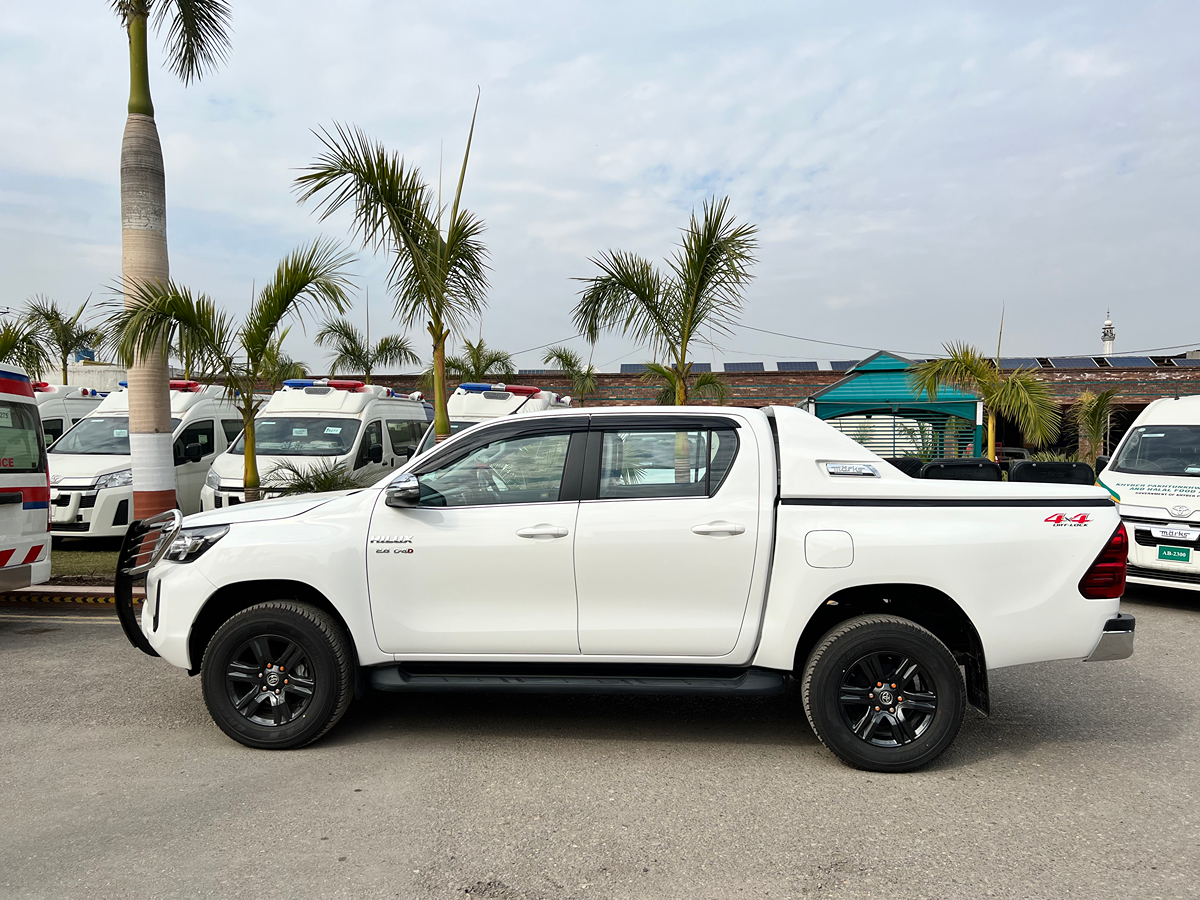 Toyota Hilux Revo with MARKS fiberglass side spoiler installed